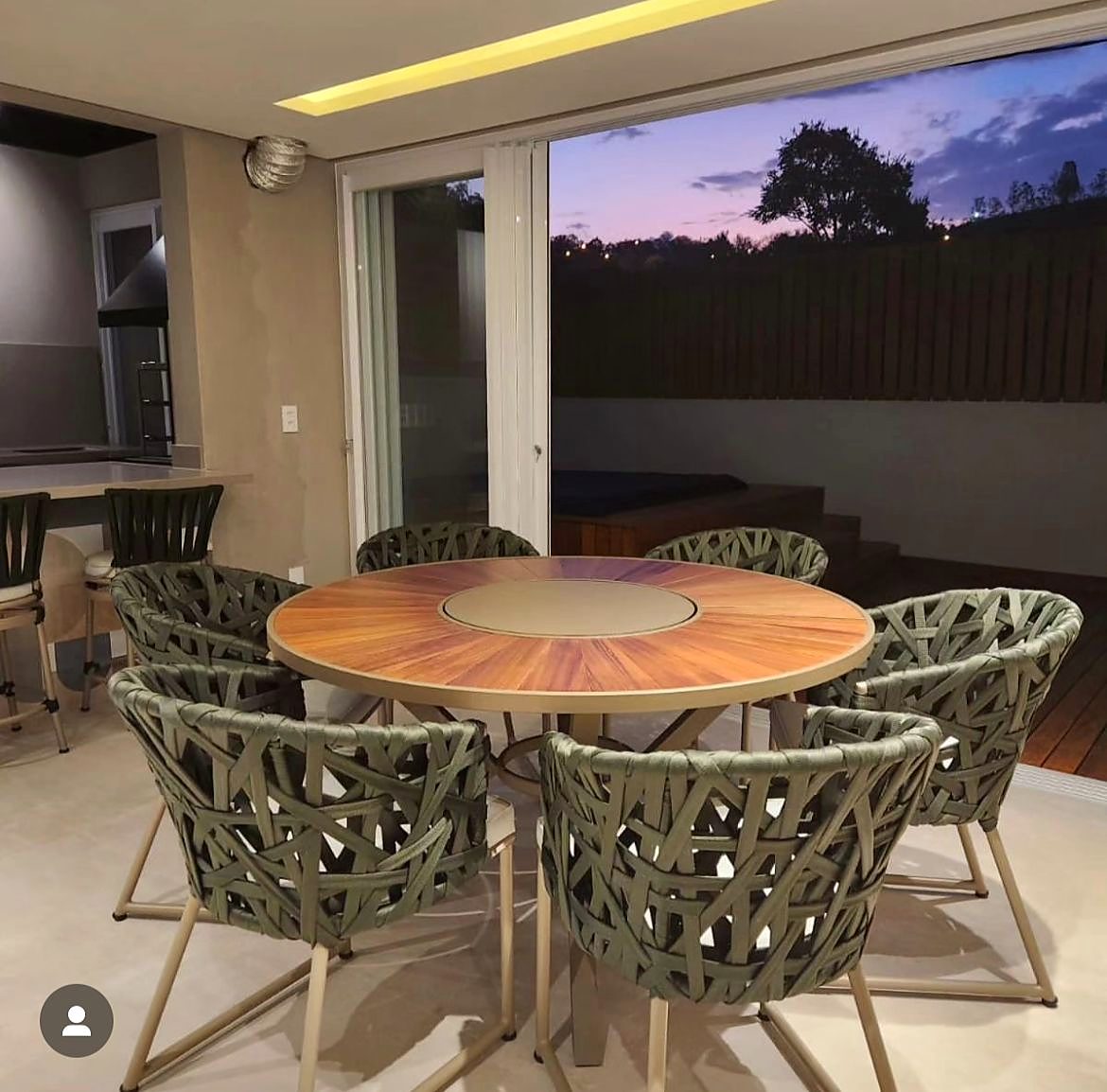 Mesa de madeira com cadeiras de corda