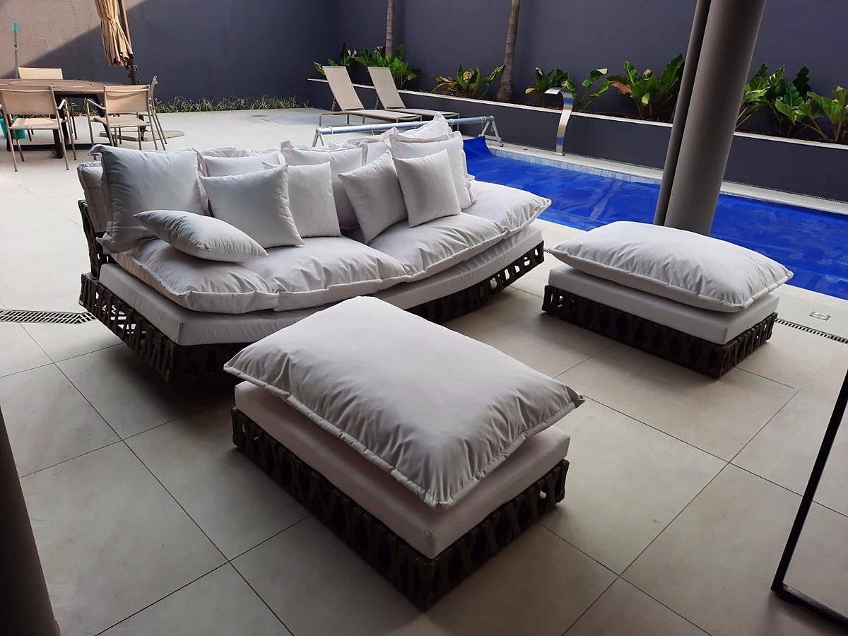 Sofá externo de área de piscina